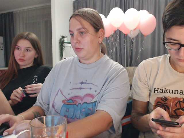 Трансляцияның скриншоттары BugaGirls