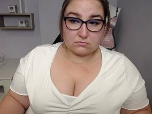 Трансляцияның скриншоттары bustyLEXX