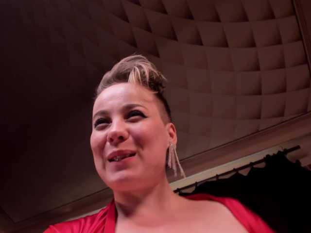 Трансляцияның скриншоттары Celine-Ginger