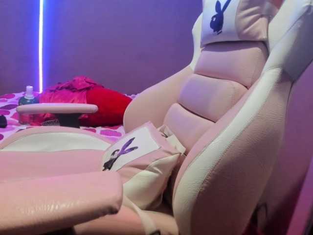 Трансляцияның скриншоттары daniela-moon