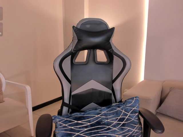 Трансляцияның скриншоттары EllaClark