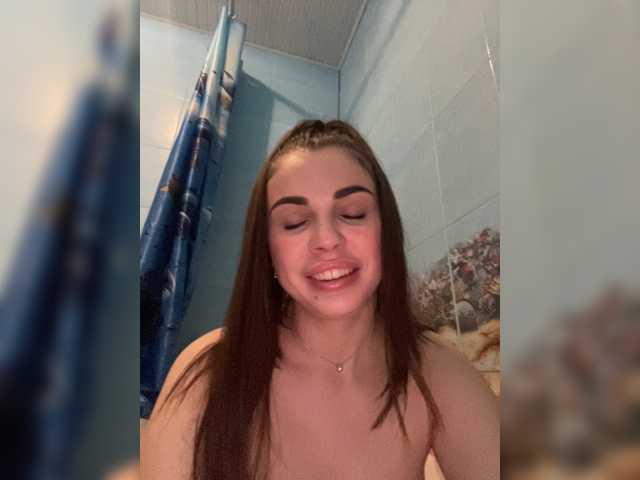 Трансляцияның скриншоттары EmiliGreen