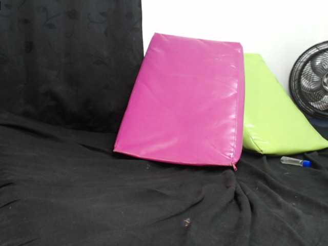 Трансляцияның скриншоттары EMYYLI