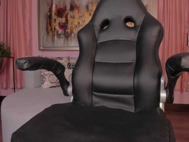 Трансляцияның скриншоттары LaraBaker