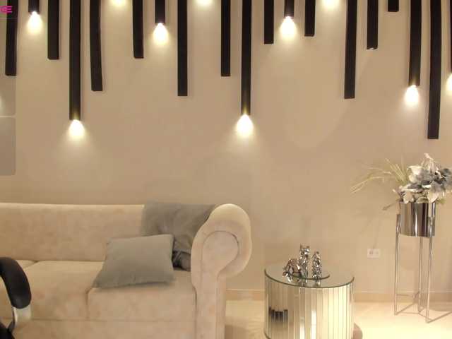 Трансляцияның скриншоттары LaraBaker