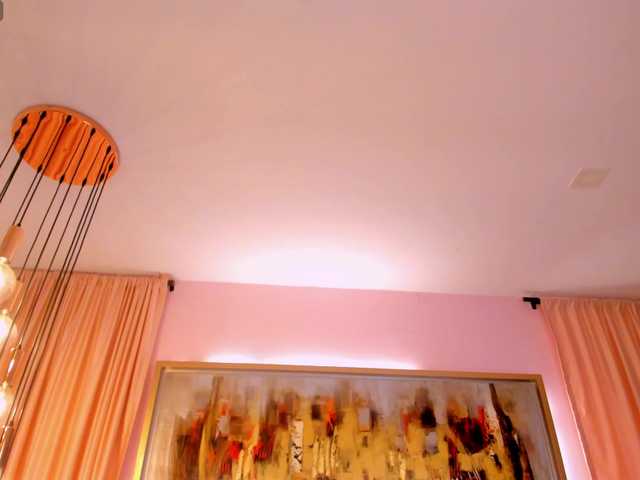 Трансляцияның скриншоттары LaraBaker