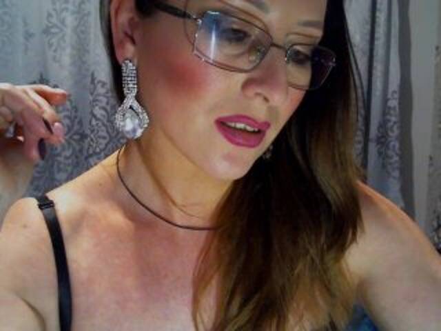 Трансляцияның скриншоттары moonQueen