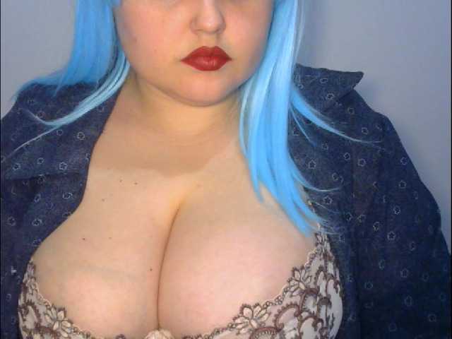 Трансляцияның скриншоттары Qinely