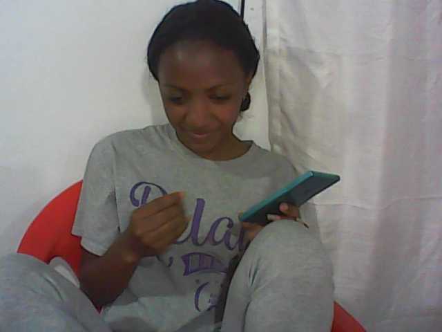 Трансляцияның скриншоттары tinychloe