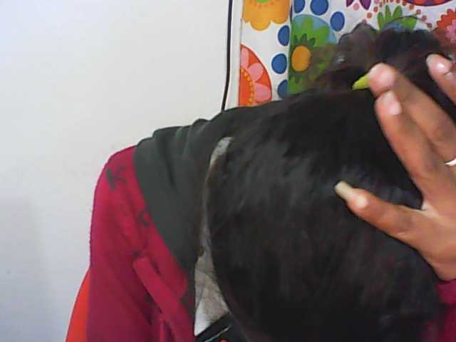 Трансляцияның скриншоттары tinychloe